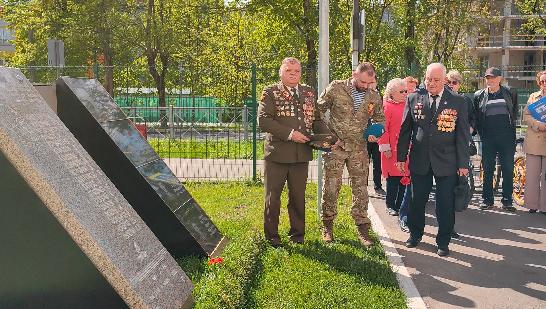мемориальная доска, возложение цветов, ветеран, студенты, колледж,