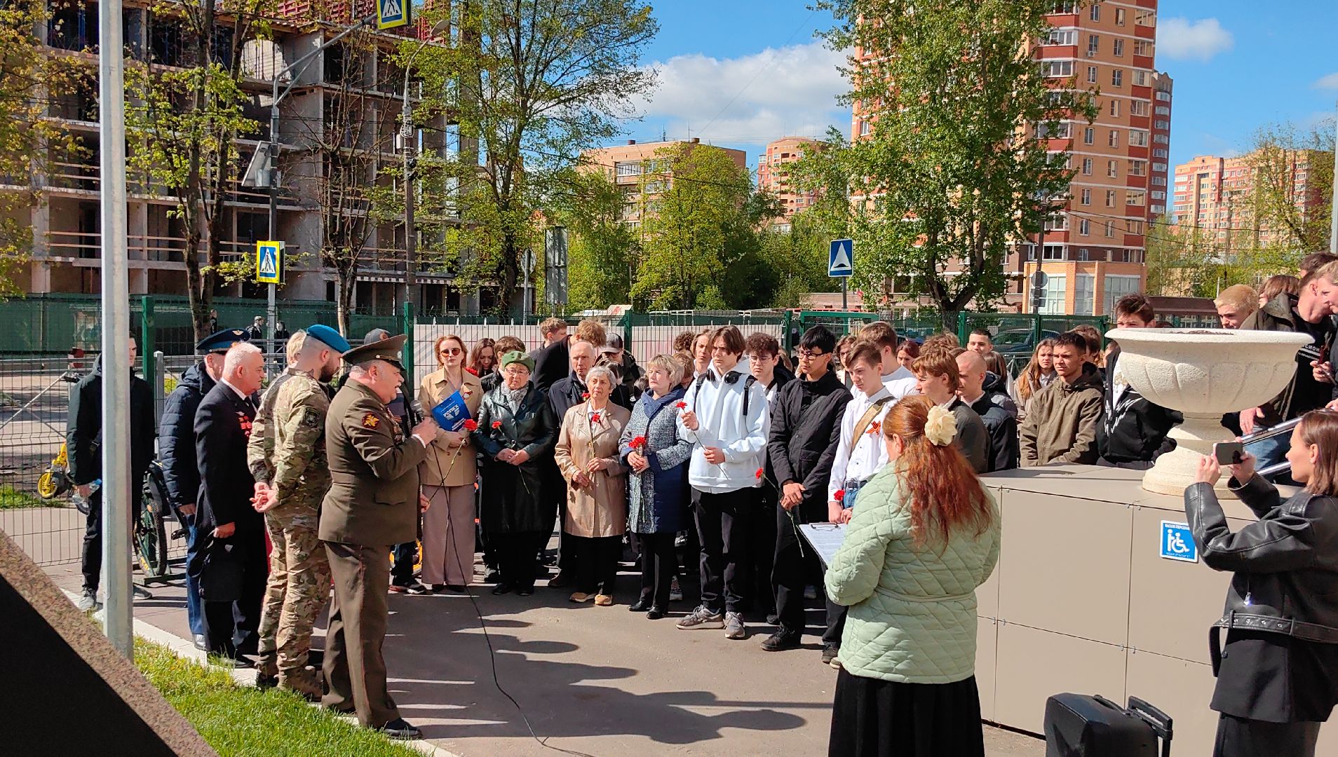 мемориальная доска, возложение цветов, ветеран, студенты, колледж,