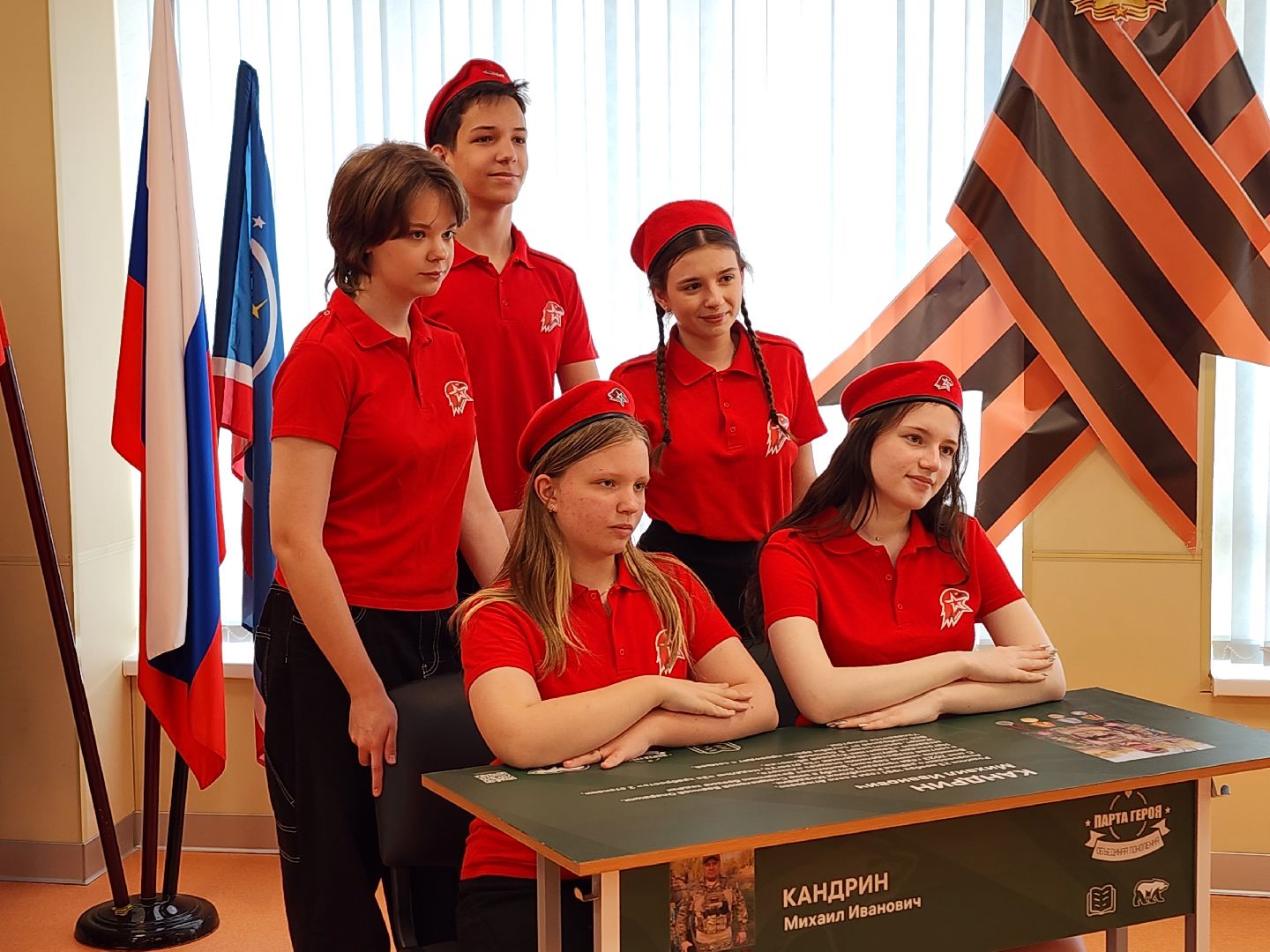 королёв, всероссийская акция парта героя, гимназия 17 в королеве , акция в честь героя сво в королеве,