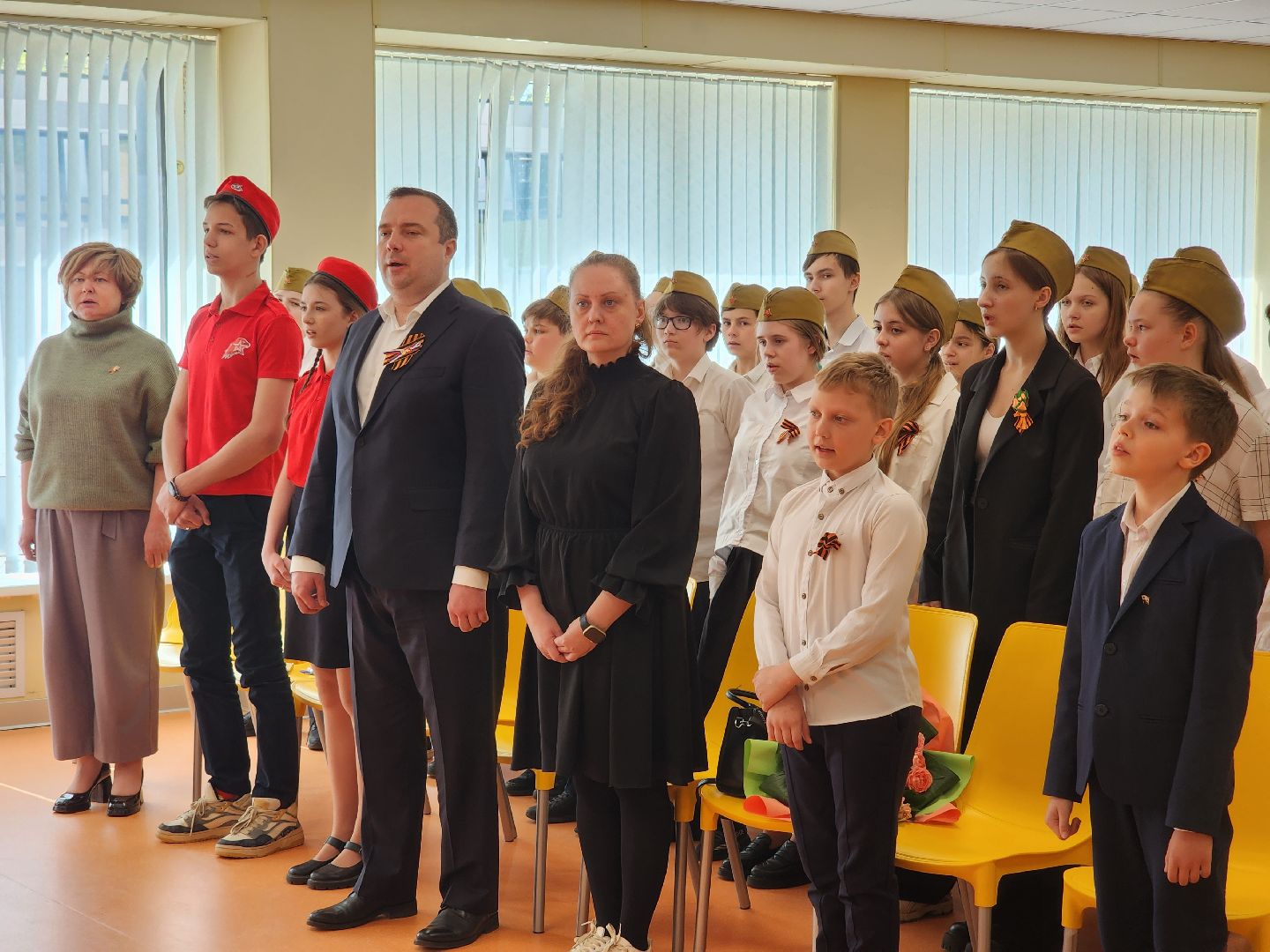 королёв, всероссийская акция парта героя, гимназия 17 в королеве , акция в честь героя сво в королеве,