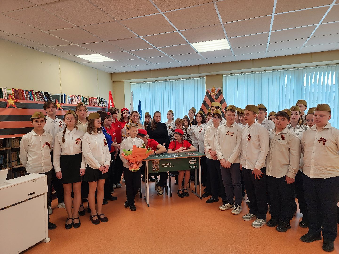 королёв, всероссийская акция парта героя, гимназия 17 в королеве , акция в честь героя сво в королеве,