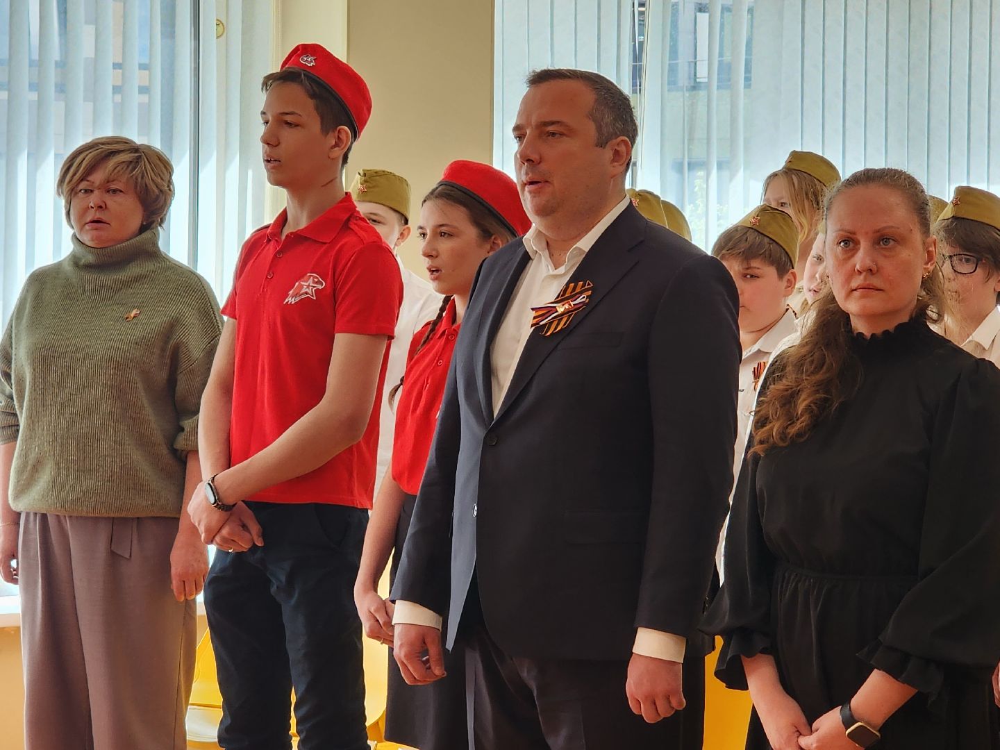 королёв, всероссийская акция парта героя, гимназия 17 в королеве , акция в честь героя сво в королеве,