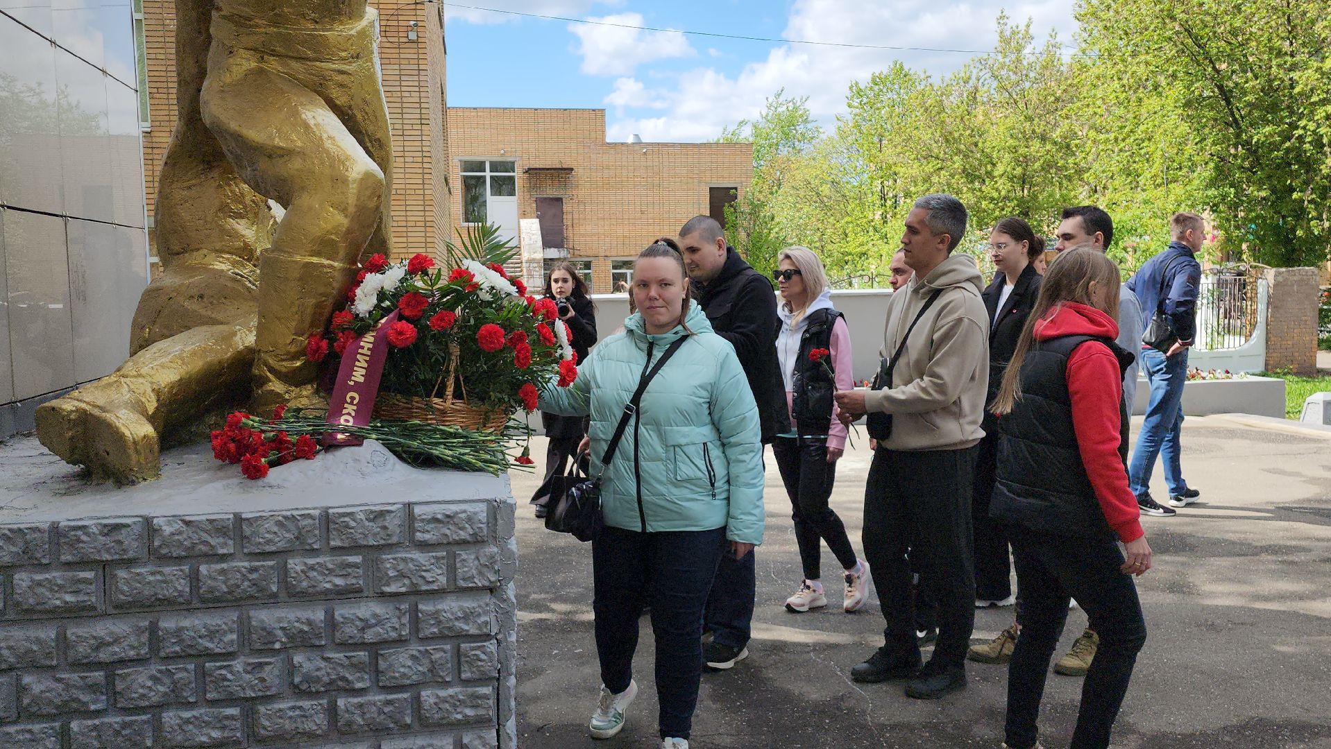 щёлково, возложение цветов, Мемориал воинам хлопчатобумажного комбината,