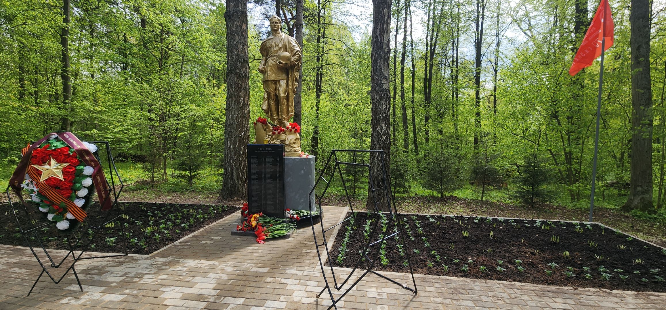 День Победы, Воинские захоронения ,