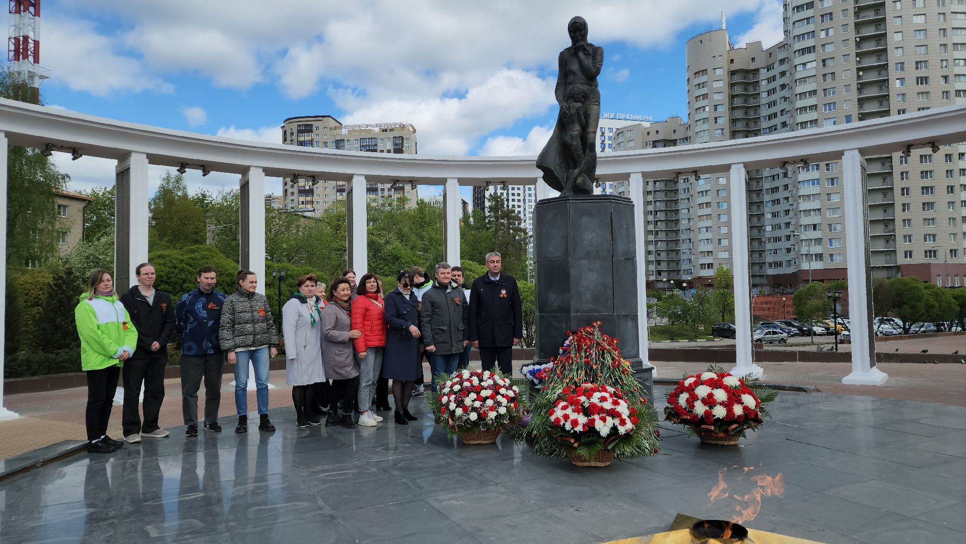 пушкино, день победы, возложение цветов к мемориалу скорбящей матери, лес, вертикалки, преемственность поколений, офис,