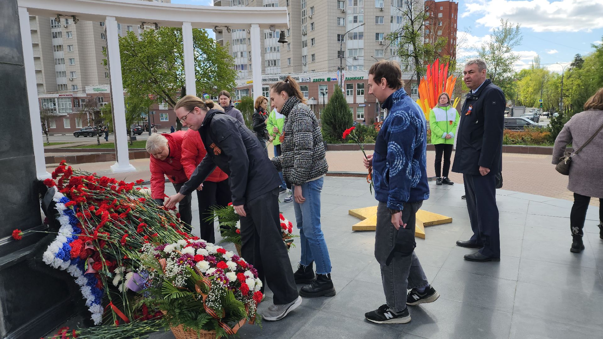 пушкино, день победы, возложение цветов к мемориалу скорбящей матери, лес, вертикалки, преемственность поколений, офис,