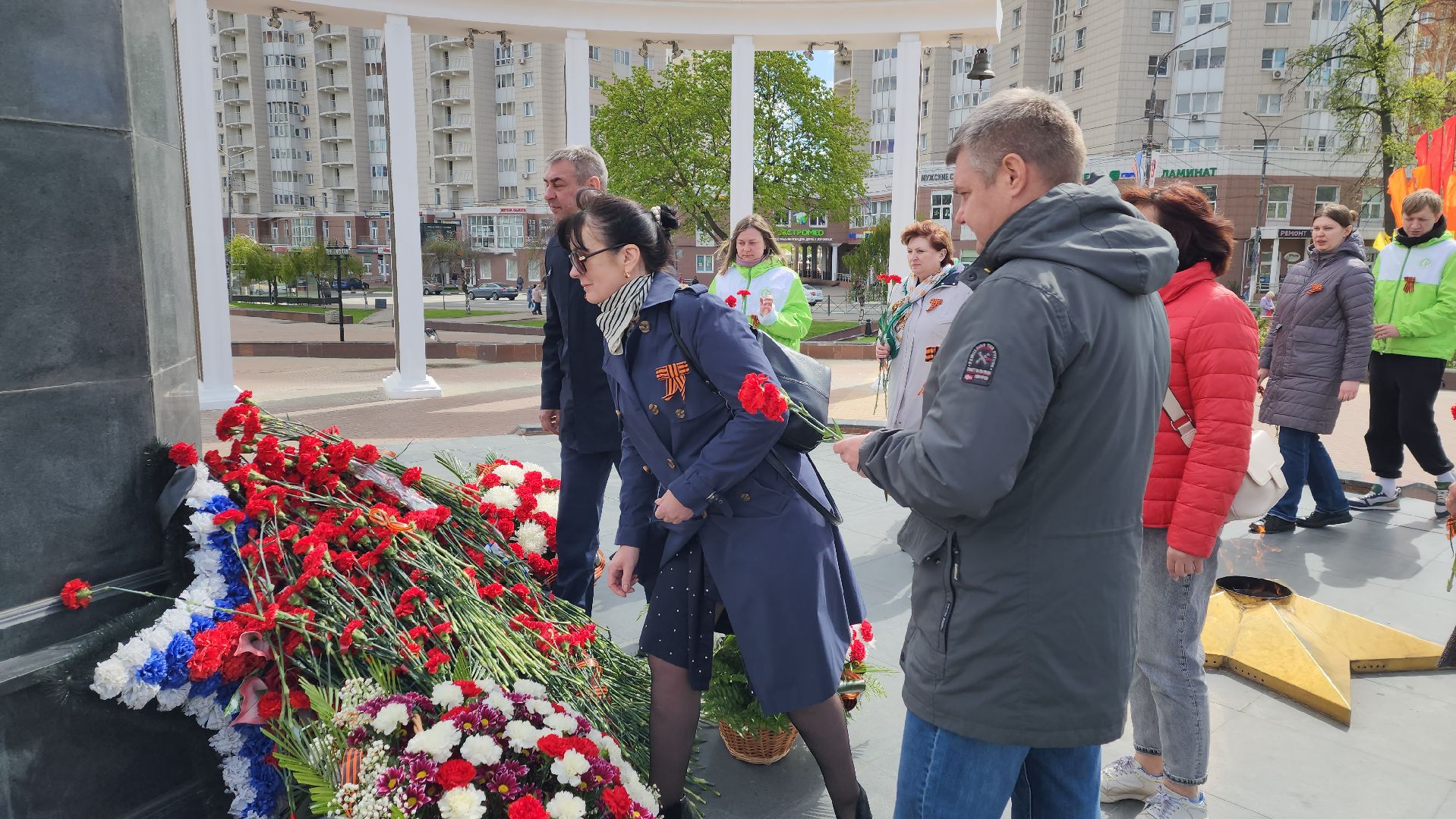 пушкино, день победы, возложение цветов к мемориалу скорбящей матери, лес, вертикалки, преемственность поколений, офис,