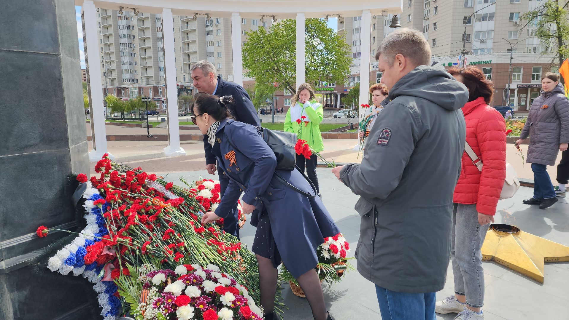 пушкино, день победы, возложение цветов к мемориалу скорбящей матери, лес, вертикалки, преемственность поколений, офис,