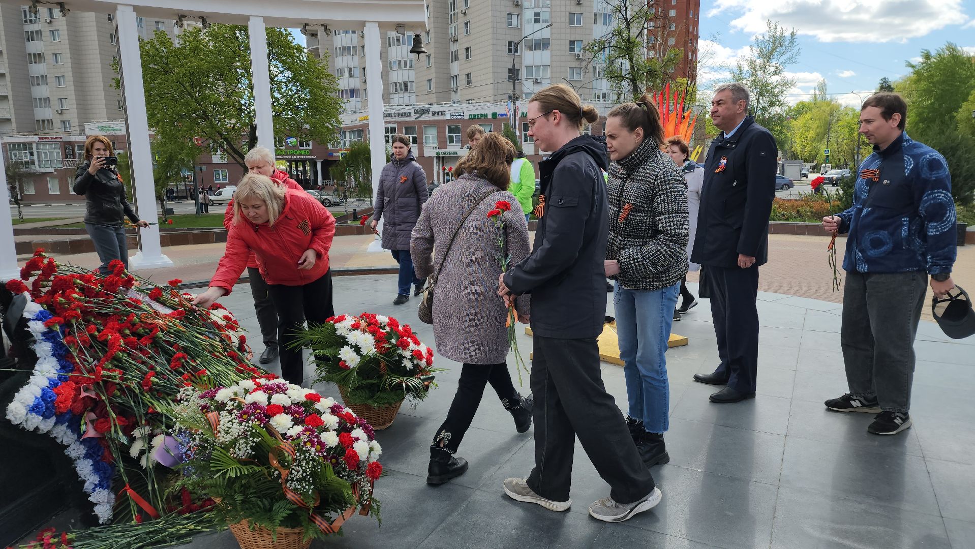 пушкино, день победы, возложение цветов к мемориалу скорбящей матери, лес, вертикалки, преемственность поколений, офис,
