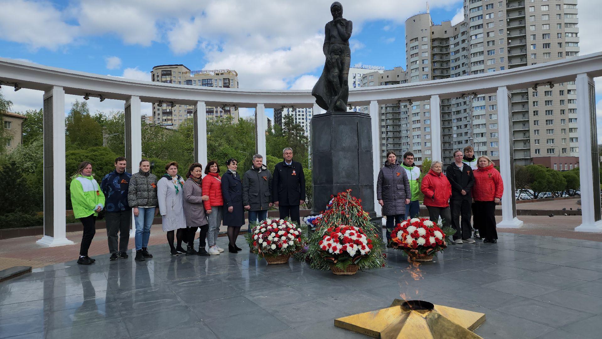 пушкино, день победы, возложение цветов к мемориалу скорбящей матери, лес, вертикалки, преемственность поколений, офис,