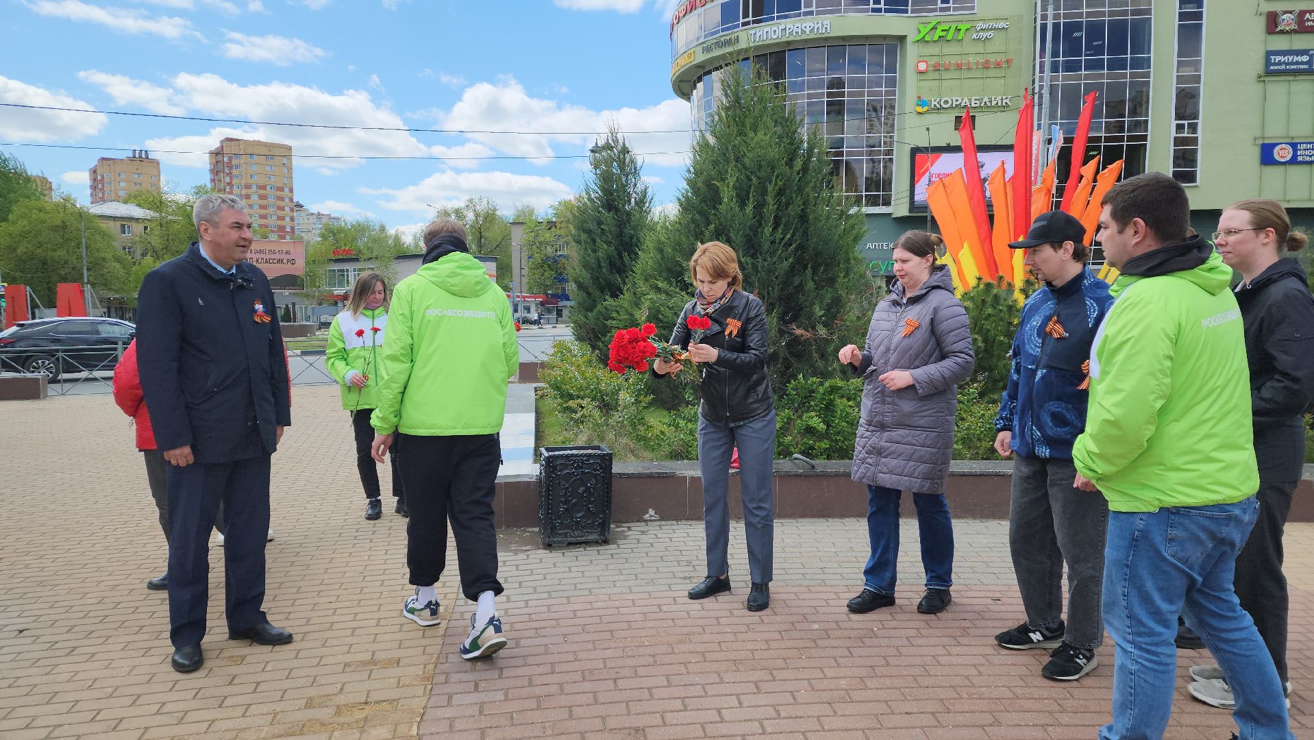 пушкино, день победы, возложение цветов к мемориалу скорбящей матери, лес, вертикалки, преемственность поколений, офис,