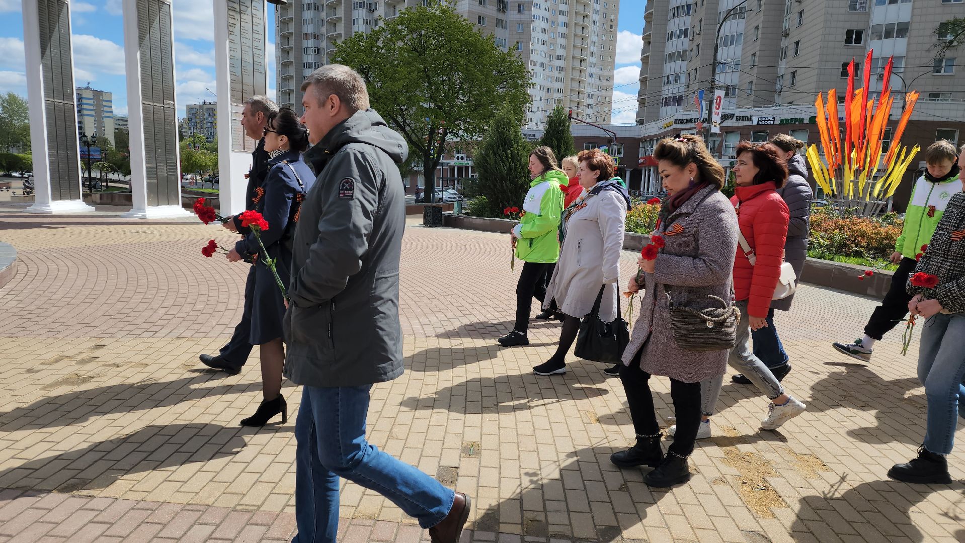 пушкино, день победы, возложение цветов к мемориалу скорбящей матери, лес, вертикалки, преемственность поколений, офис,