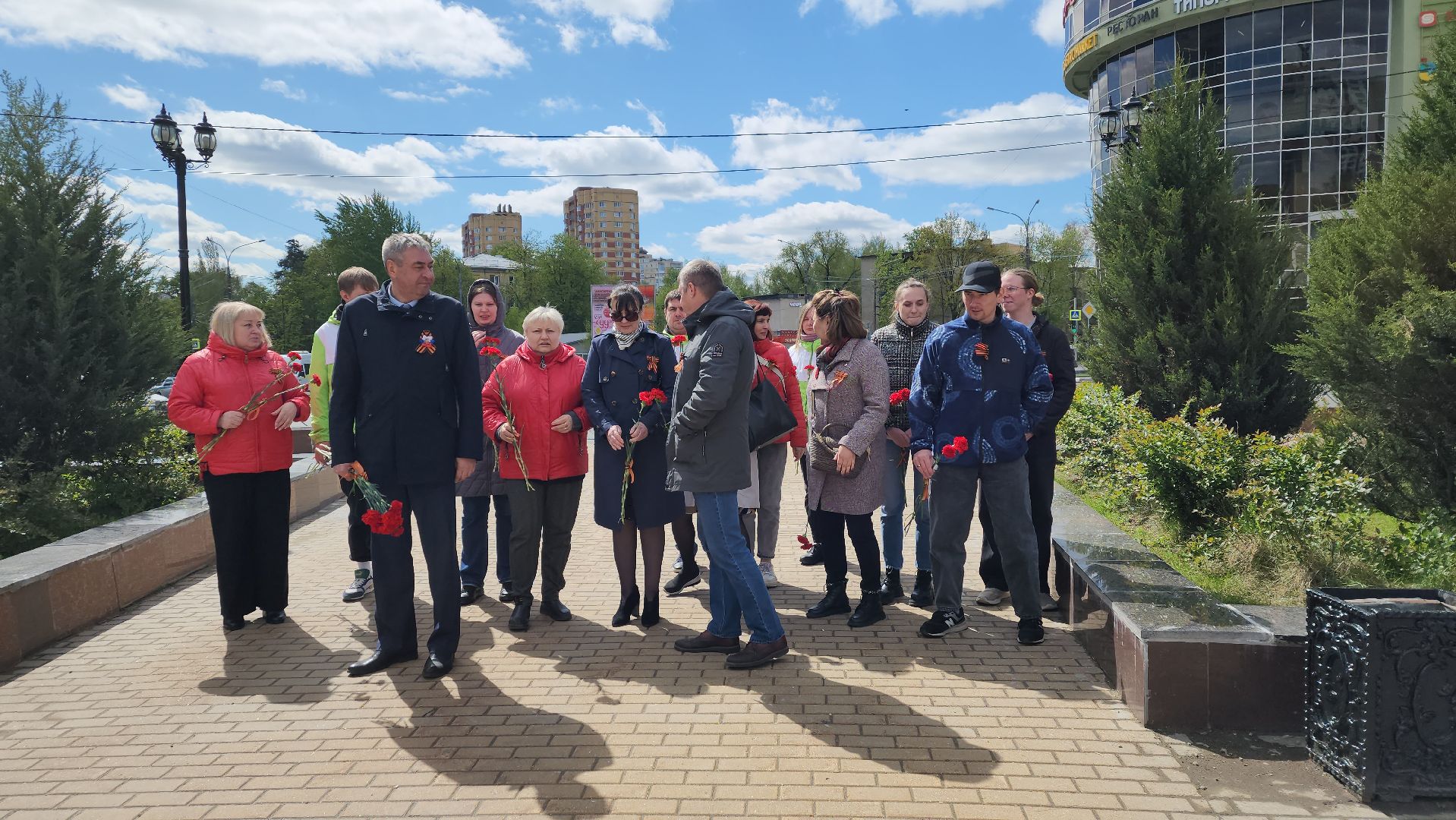 пушкино, день победы, возложение цветов к мемориалу скорбящей матери, лес, вертикалки, преемственность поколений, офис,