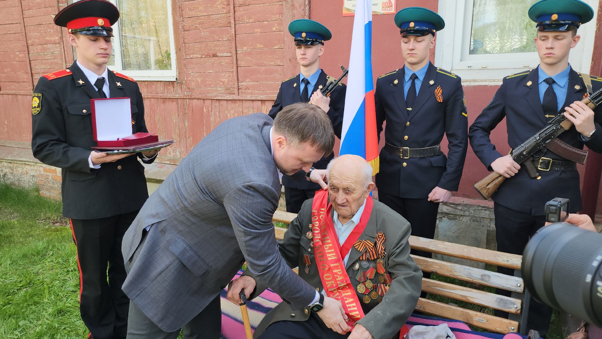 серпухов, подмосковье, ветеран ВОВ, день победы, табличка ветерану,