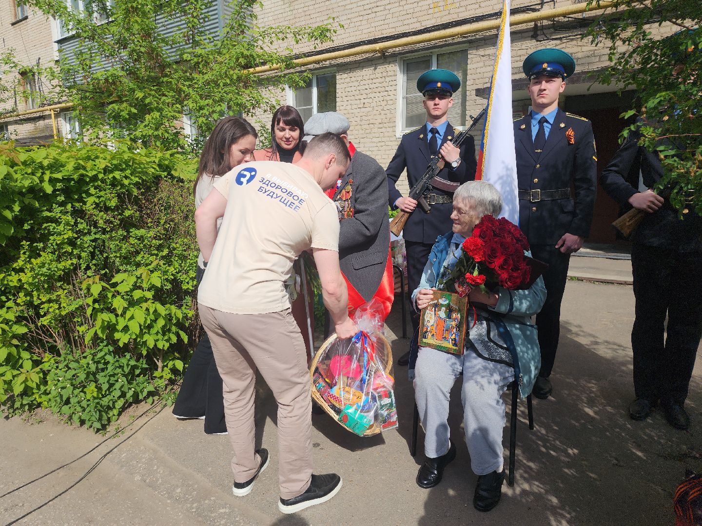 серпухов, подмосковье, ветеран  день победы, табличка на доме в честь ветерана, 9 мая,