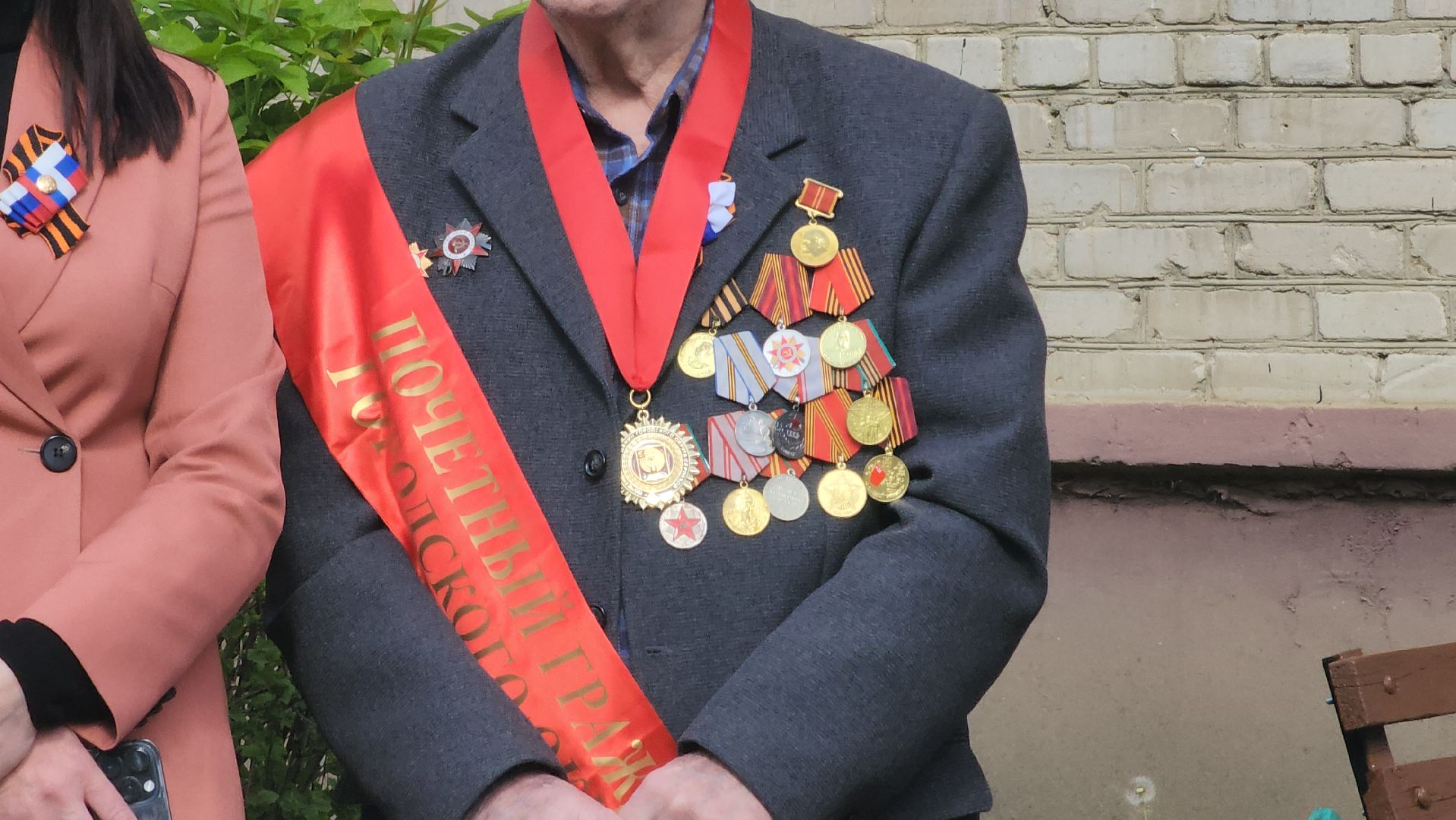 серпухов, подмосковье, ветеран  день победы, табличка на доме в честь ветерана, 9 мая,