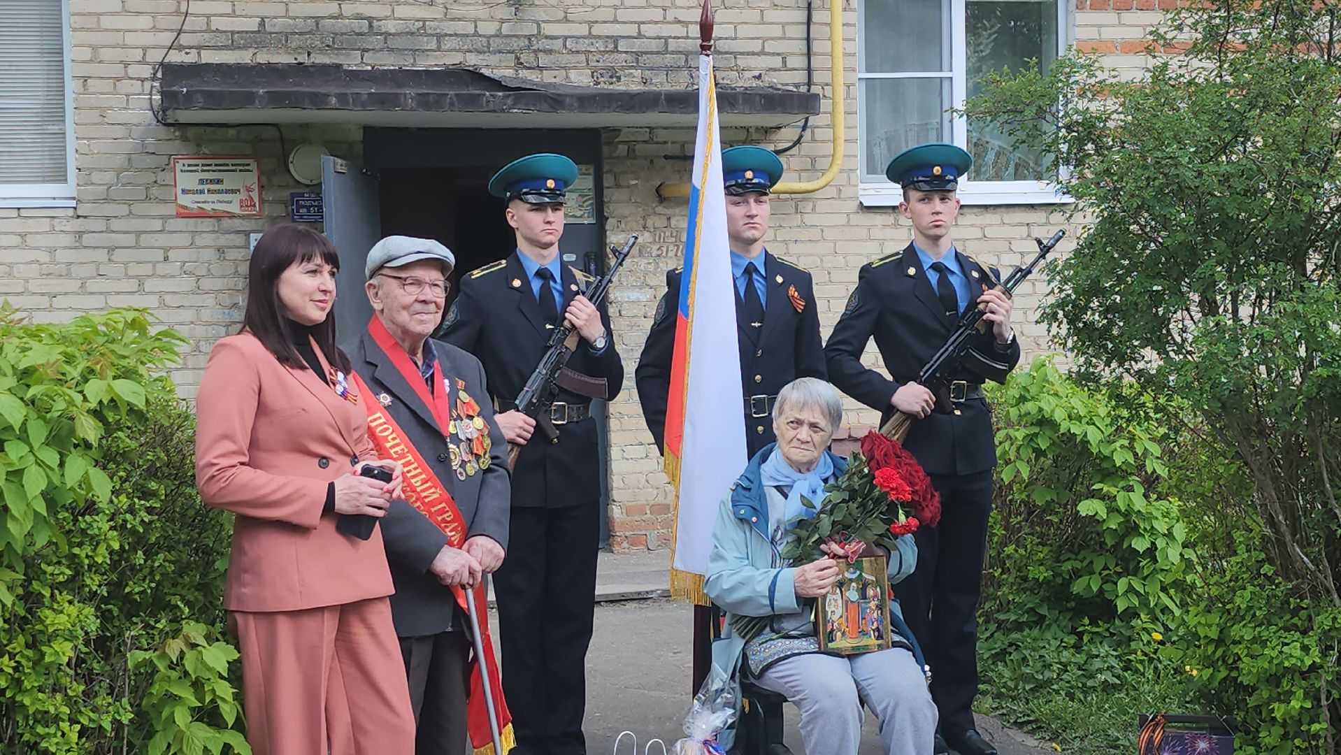 серпухов, подмосковье, ветеран  день победы, табличка на доме в честь ветерана, 9 мая,