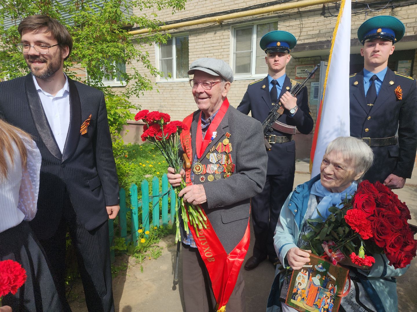 серпухов, подмосковье, ветеран  день победы, табличка на доме в честь ветерана, 9 мая,