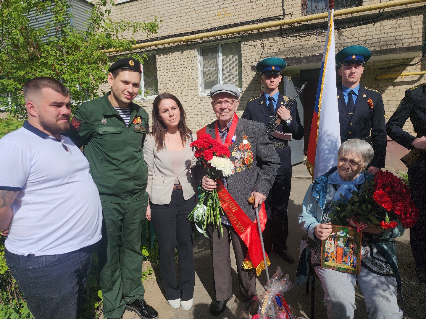 серпухов, подмосковье, ветеран  день победы, табличка на доме в честь ветерана, 9 мая,