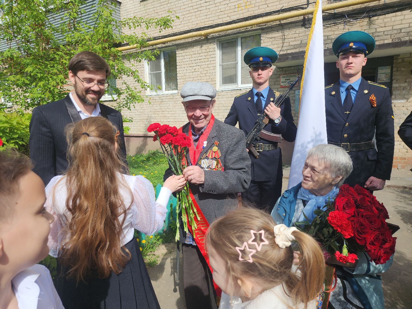 серпухов, подмосковье, ветеран  день победы, табличка на доме в честь ветерана, 9 мая,