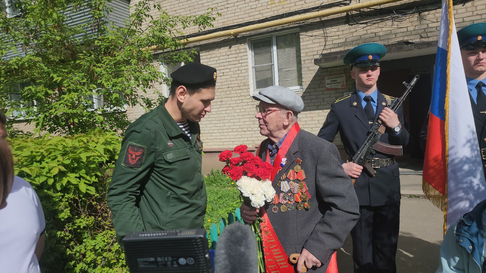 серпухов, подмосковье, ветеран  день победы, табличка на доме в честь ветерана, 9 мая,