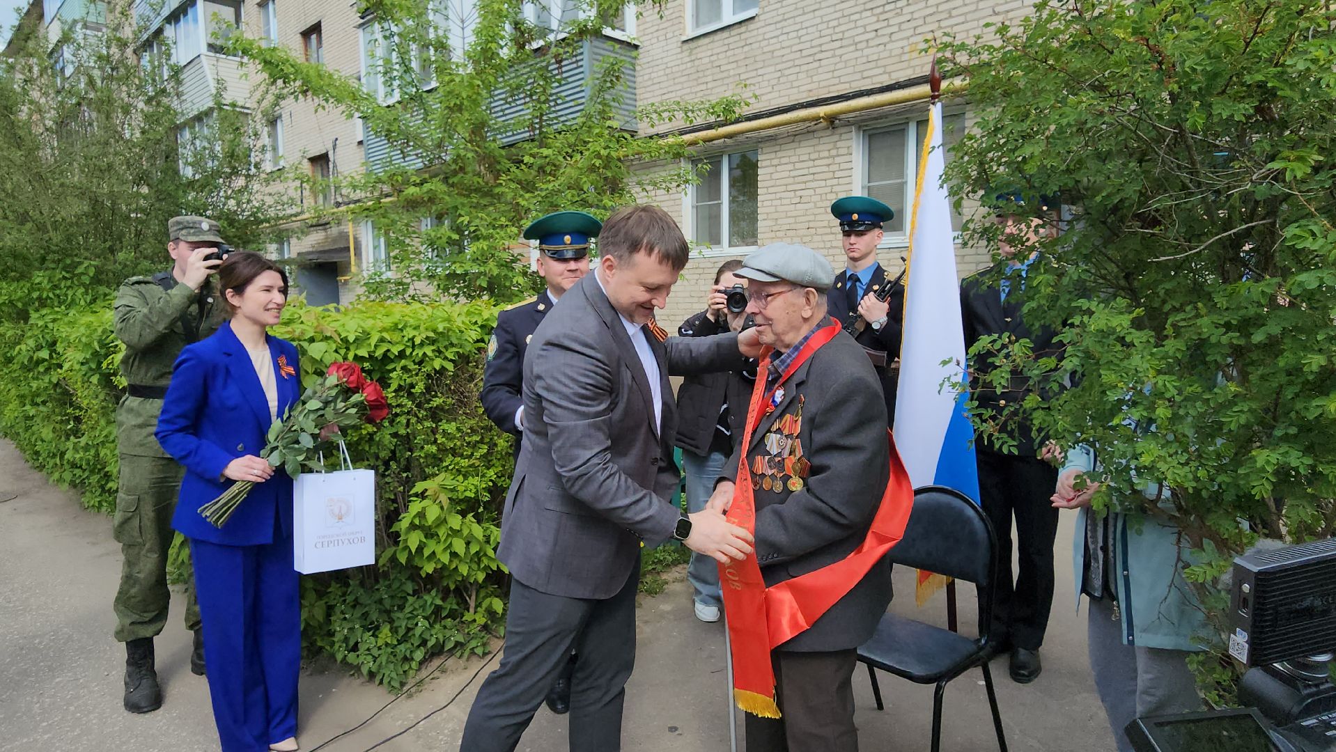 серпухов, подмосковье, ветеран  день победы, табличка на доме в честь ветерана, 9 мая,