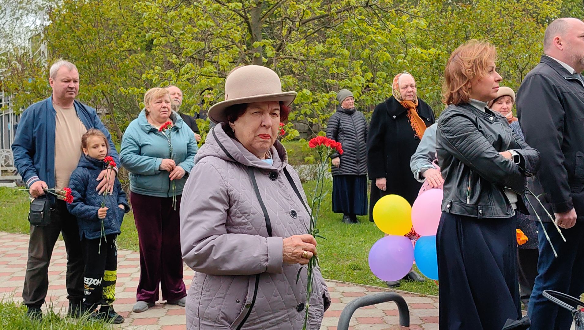 возложение цветов, памятник, скорбящая мать, ветераны, венок,