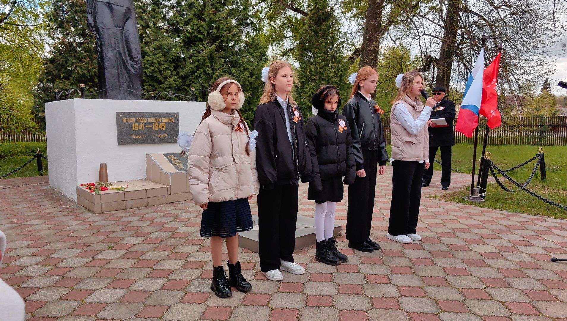 возложение цветов, памятник, скорбящая мать, ветераны, венок,