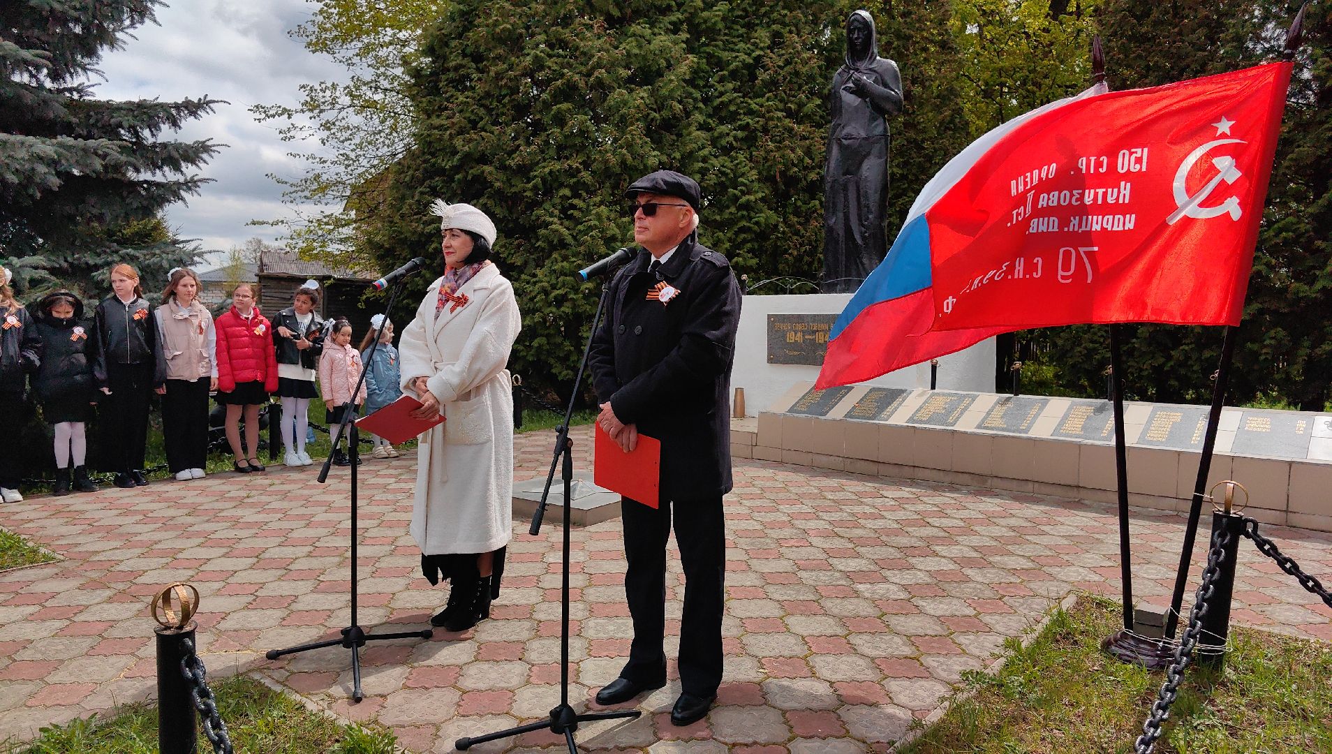 возложение цветов, памятник, скорбящая мать, ветераны, венок,