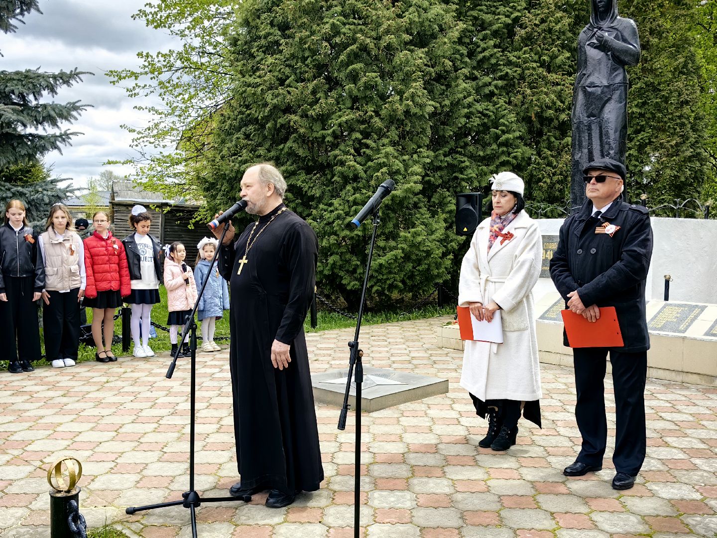 возложение цветов, памятник, скорбящая мать, ветераны, венок,