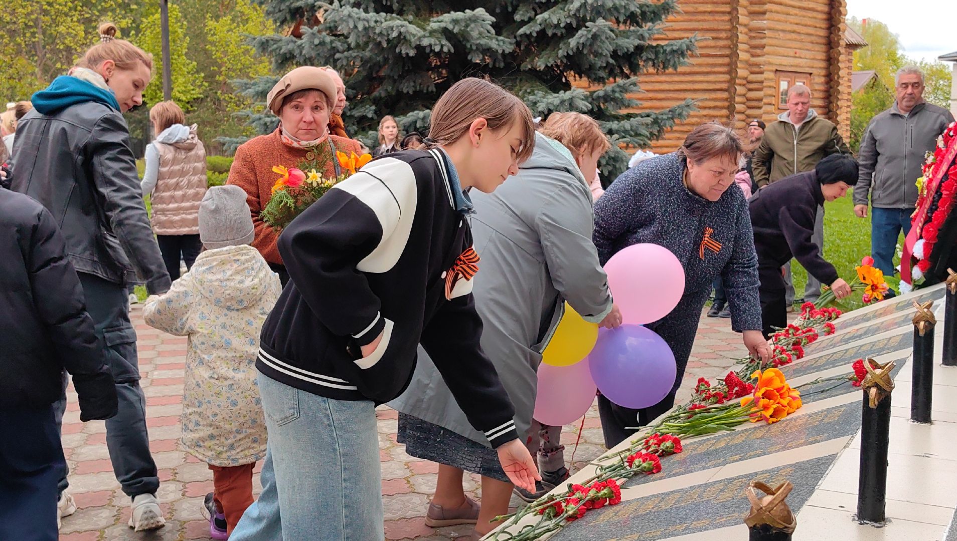 возложение цветов, памятник, скорбящая мать, ветераны, венок,