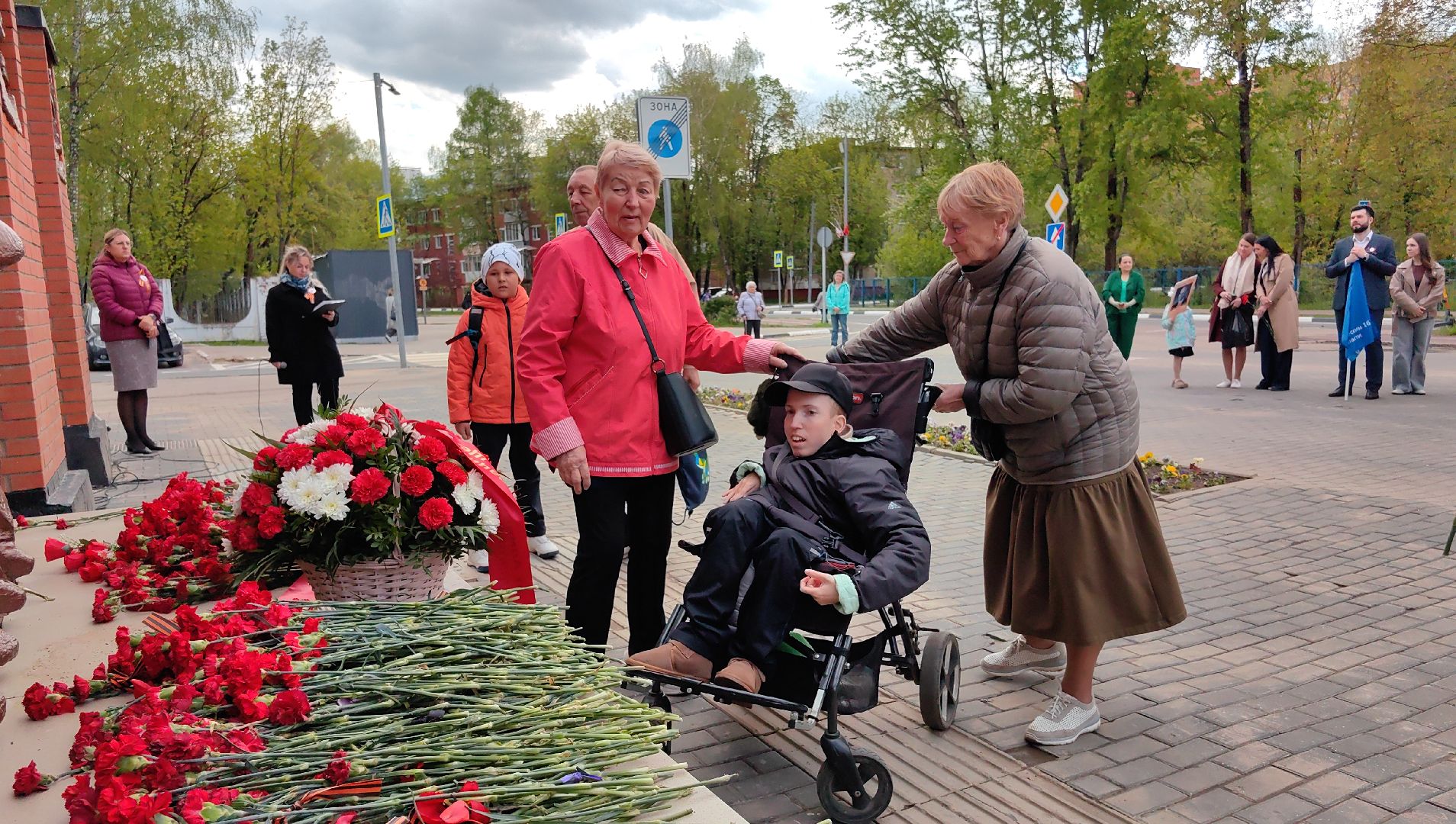 митинг, памятник, цветы, администрация, жители,