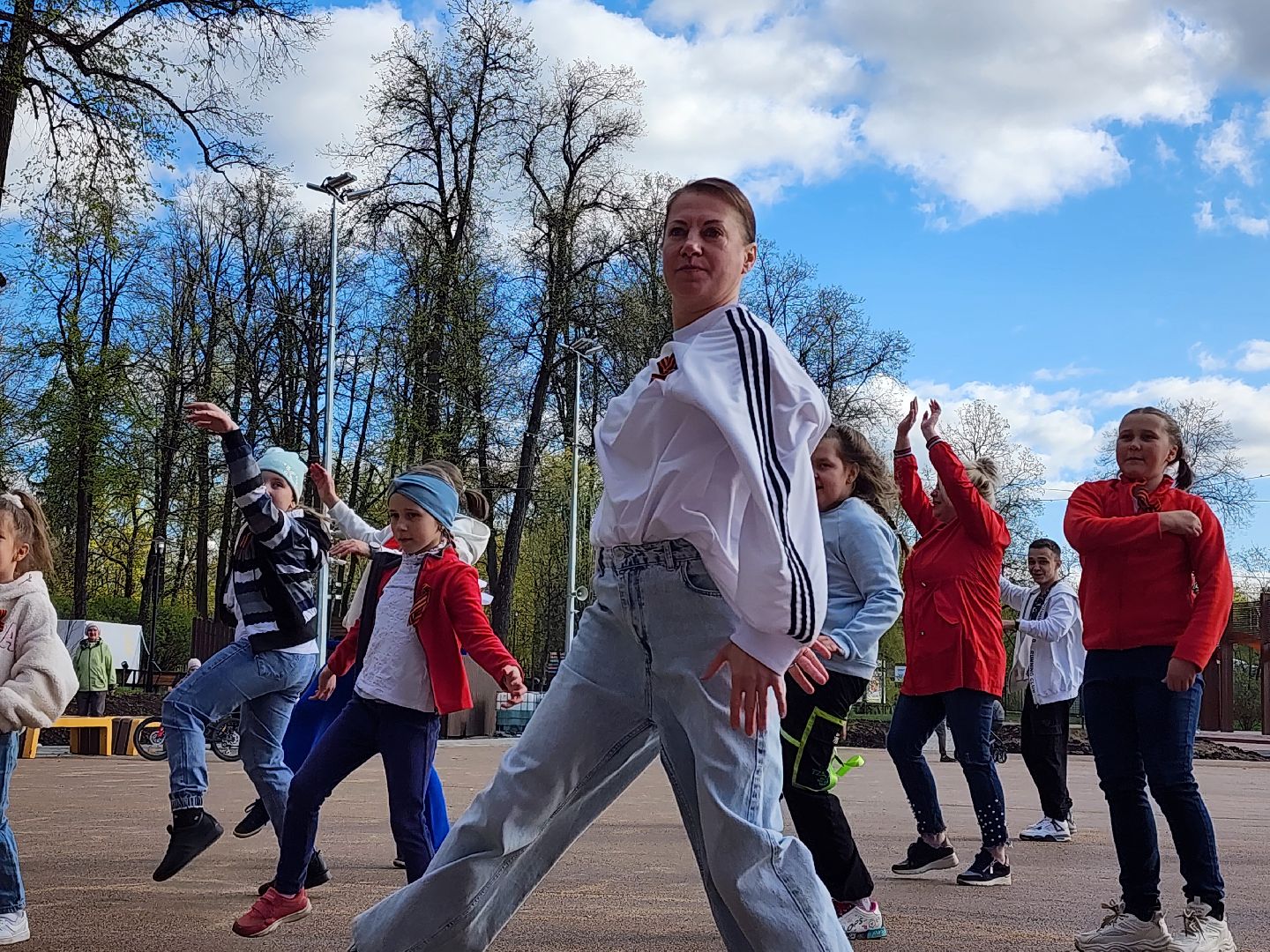 сергиев посад,скитские пруды, флешмоб в парке, 80-летие победы,