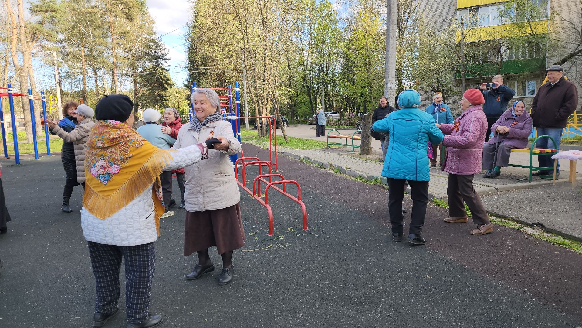 пушкинский округ, поселок,акция, песни победы, песни военных лет, жители,музыка под открытым небом,