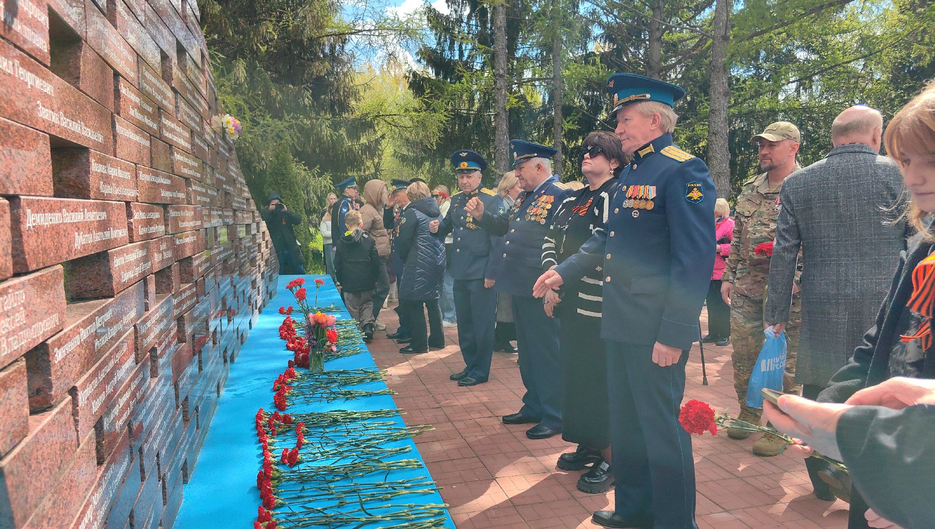 мемориал, цветы, гвоздики, 9 мая,