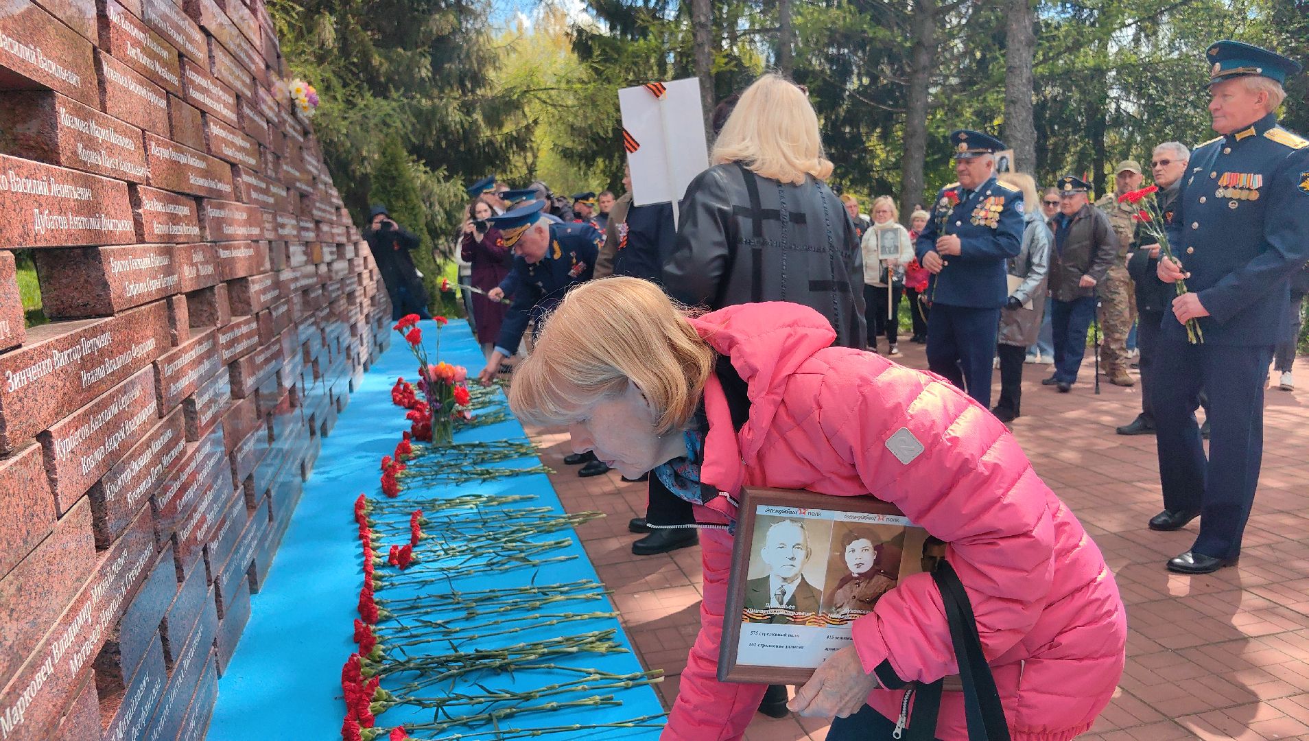 мемориал, цветы, гвоздики, 9 мая,