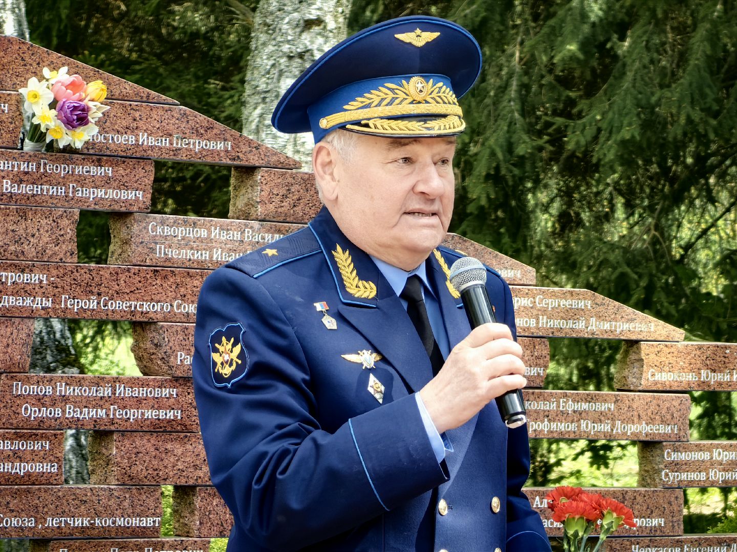 мемориал, цветы, гвоздики, 9 мая,