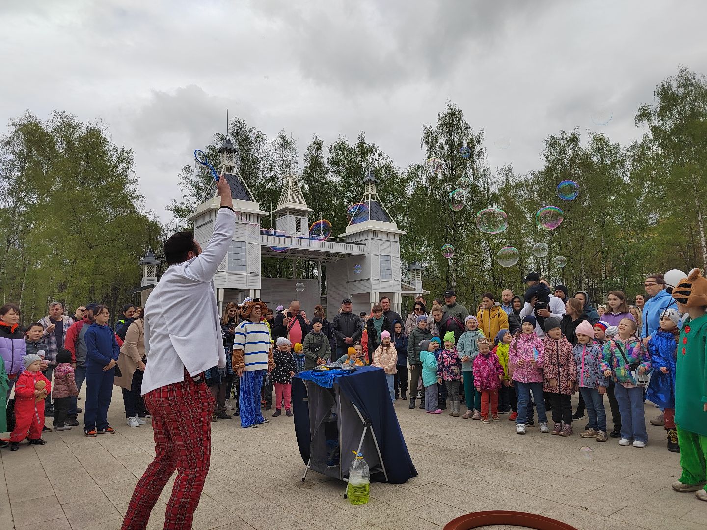 Пушкино, Пушкинский округ, парки Подмосковья, Пушкинские парки, дети, мыльные пузыри, 1 мая, МирТрудМай, весна в Подмосковье