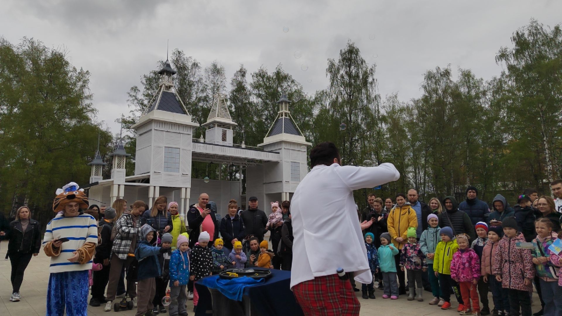 Пушкино, Пушкинский округ, парки Подмосковья, Пушкинские парки, дети, мыльные пузыри, 1 мая, МирТрудМай, весна в Подмосковье