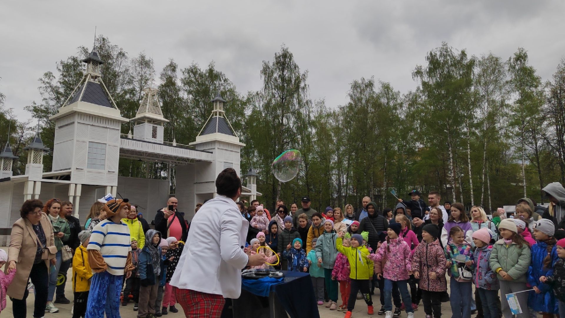 Пушкино, Пушкинский округ, парки Подмосковья, Пушкинские парки, дети, мыльные пузыри, 1 мая, МирТрудМай, весна в Подмосковье