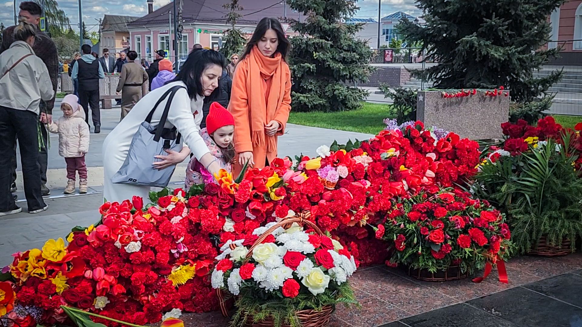 бронницы, день победы в бронницах, возложение цветов в день победы,