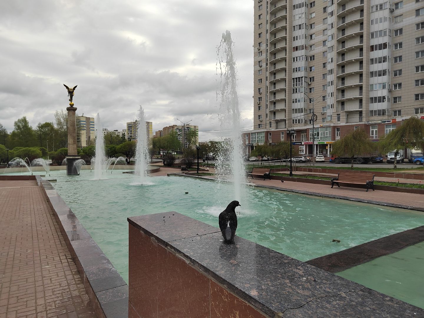 Пушкино, Пушкинский округ, фонтаны, памятник, жители, весна в Подмосковье