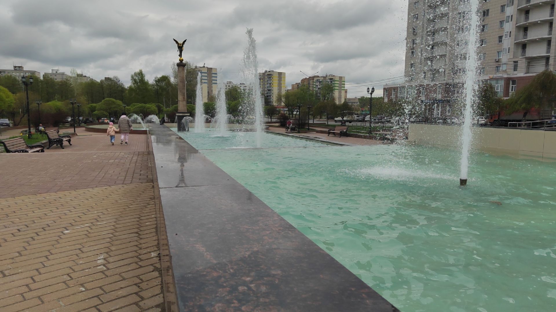 Пушкино, Пушкинский округ, фонтаны, памятник, жители, весна в Подмосковье