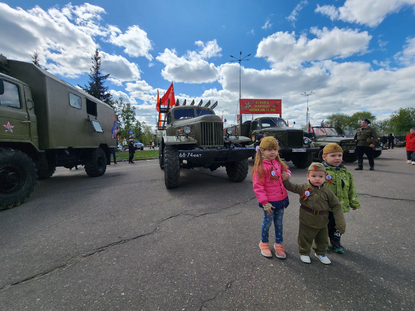 Чехов, День Победы, Советская площадь, выставка ретро-техники, машины военных лет, полуторка,  боевая машина Катюша, мотоциклы, джипы,
