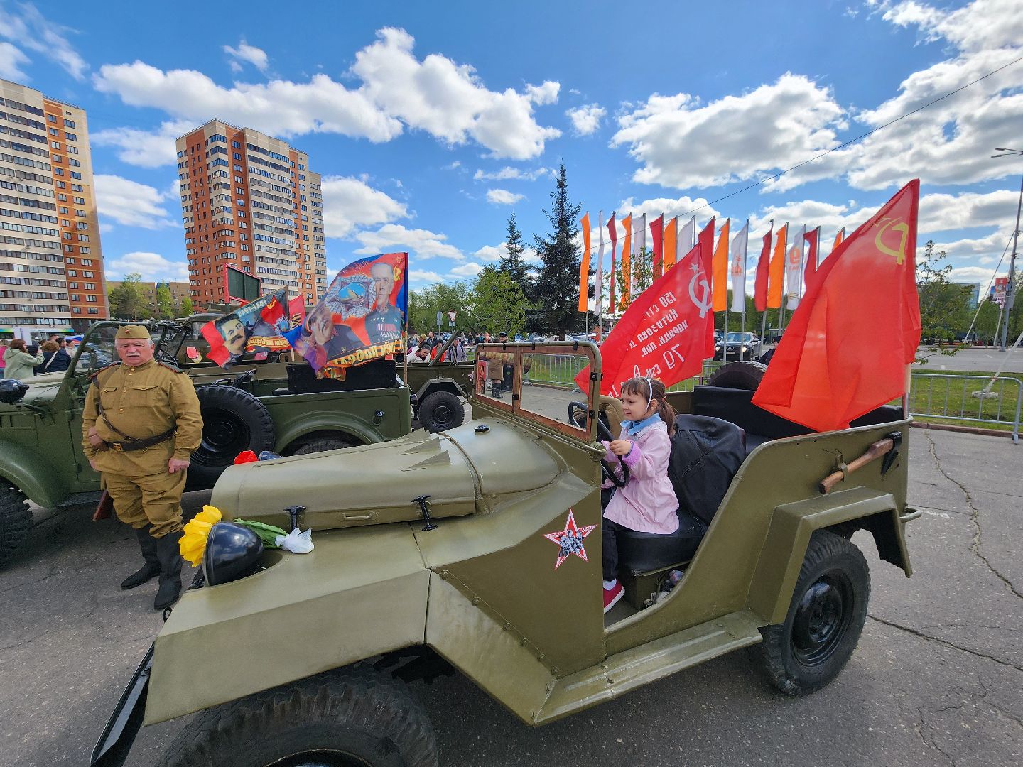 Чехов, День Победы, Советская площадь, выставка ретро-техники, машины военных лет, полуторка,  боевая машина Катюша, мотоциклы, джипы,