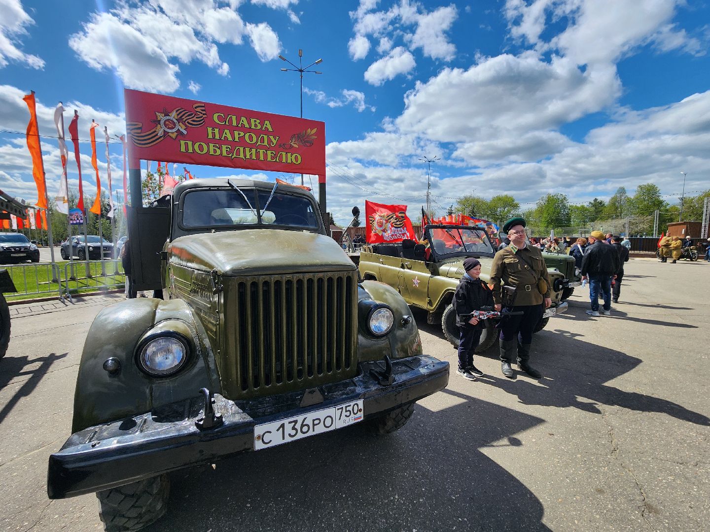 Чехов, День Победы, Советская площадь, выставка ретро-техники, машины военных лет, полуторка,  боевая машина Катюша, мотоциклы, джипы,