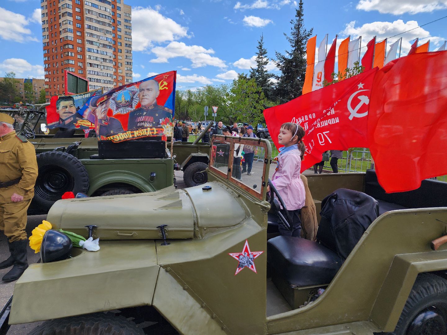 Чехов, День Победы, Советская площадь, выставка ретро-техники, машины военных лет, полуторка,  боевая машина Катюша, мотоциклы, джипы,