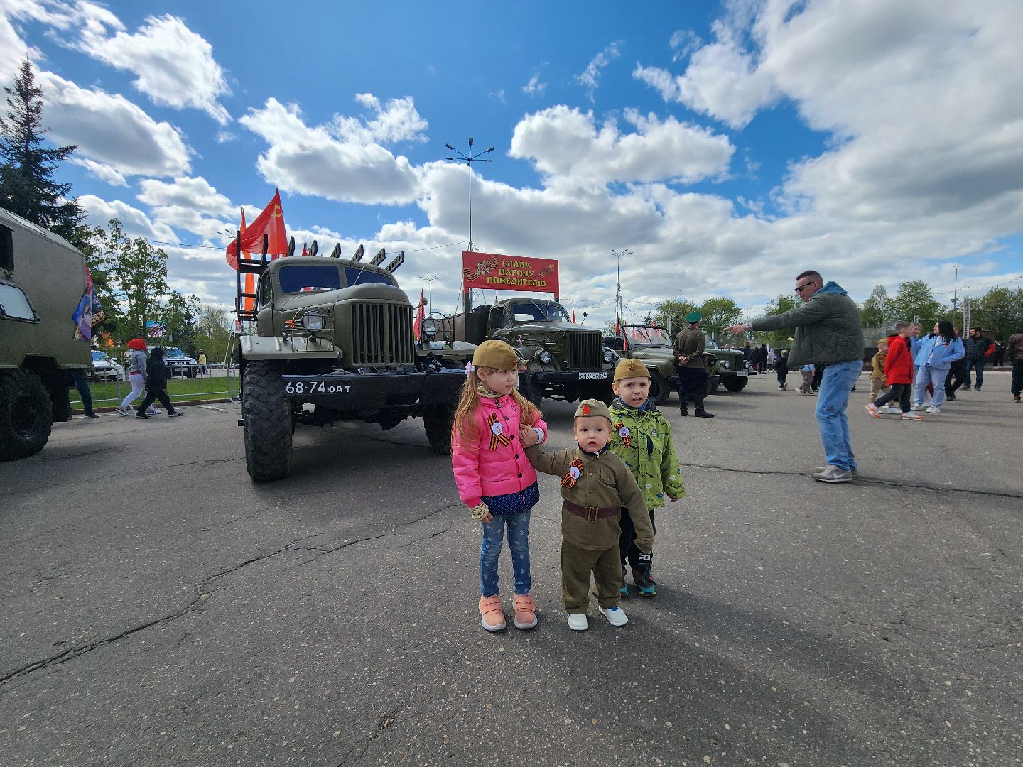 Чехов, День Победы, Советская площадь, выставка ретро-техники, машины военных лет, полуторка,  боевая машина Катюша, мотоциклы, джипы,