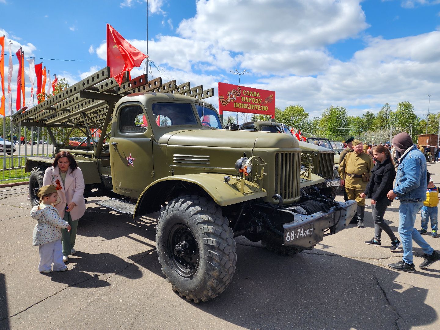 Чехов, День Победы, Советская площадь, выставка ретро-техники, машины военных лет, полуторка,  боевая машина Катюша, мотоциклы, джипы,
