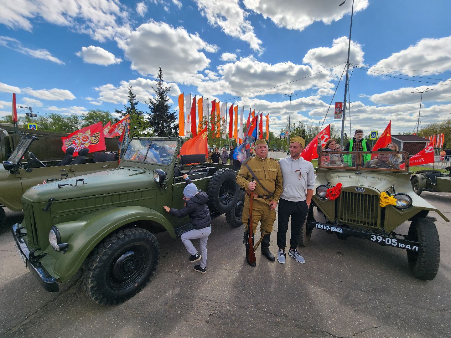 Чехов, День Победы, Советская площадь, выставка ретро-техники, машины военных лет, полуторка,  боевая машина Катюша, мотоциклы, джипы,